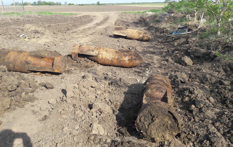 UPDATE/ Șase bombe de aviație de câte 500 de kilograme, descoperite lângă Focșani, în apropiere de E85. Zona ar putea fi evacuată/VIDEO&FOTO
