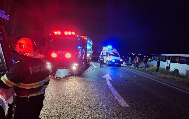 Accident între un autocar cu 52 de persoane la bord, un microbuz și o mașină, în județul Timiș. Mai multe persoane au fost rănite