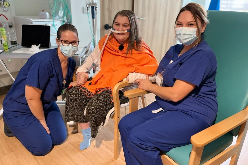 Nicoleta și două dintre asistentele care au îngrijit-o la Terapie Intensivă. În dreapta, Romana, prima persoană pe care a văzut-o când a fost trezită din comă. Foto: royalpapworth.nhs