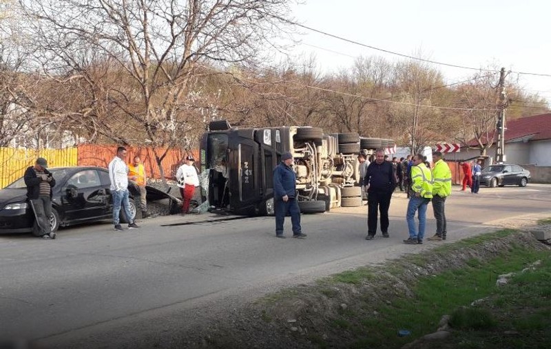TIR plin cu pietriș, răsturnat în Buzău. Șoferul, beat criță, a rămas încarcerat în cabină