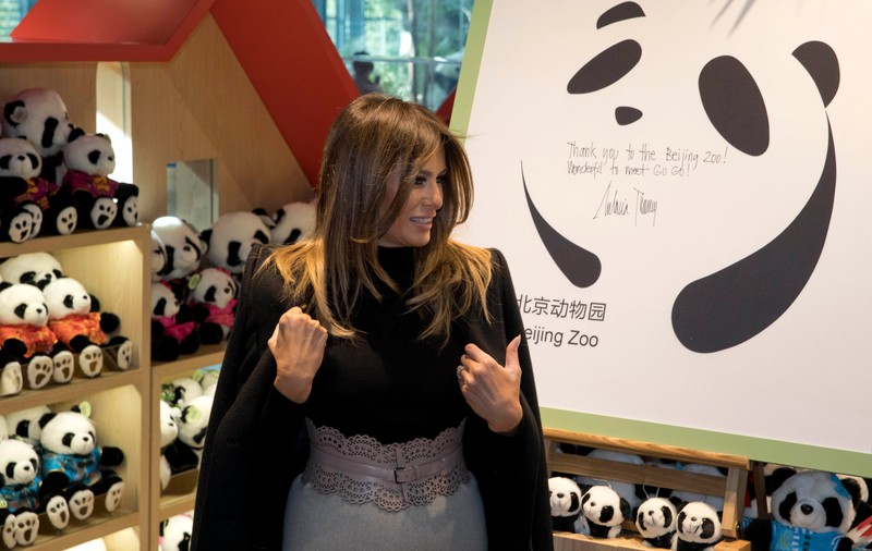 Melania Trump a hrănit un urs panda în Beijing