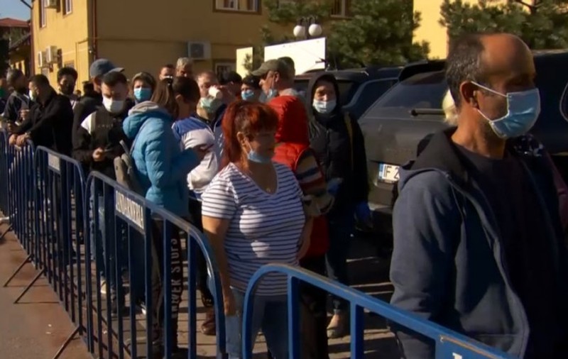 VIDEO | Coadă uriașă la o secție de votare din Tunari. Oamenii s-au așezat la rând de la 06.30 dimineața