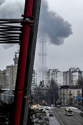 Fum deasupra Kievului după un atac cu rachete care a vizat turnul de televiziune al Capitalei. FOTO: Profimedia
