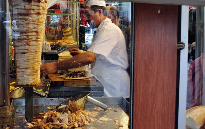 În Ungaria a intrat în vigoare taxa fast-food