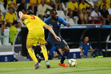 Jonathan Ikone (dreapta) în duel cu Ionuţ Nedelcearu EPA-EFE/ALESSIO TARPINI