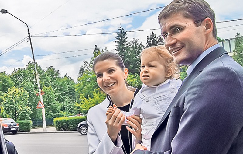 Monica Iacob Ridzi aşteaptă o fetiţă