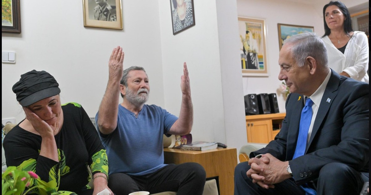 Benjamin Netanyahu (dreapta) s-a întâlnit cu familia sergentului Zvi Feldman Captură X @netanyahu