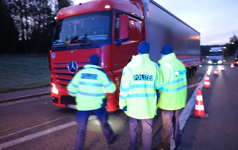 Doi tineri șoferi români de TIR, colegi de echipaj, prinși drogați la volan de trei ori în aceeași zi, în Germania