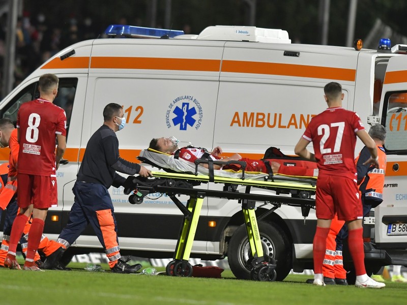 Alexandru Răuță este dus pe targă spre ambulanță, după ce a acuzat probleme respiratorii, iar meciul a fost întrerupt 4 minute. Foto: Hepta / Sport Pictures / Razvan Păsărică