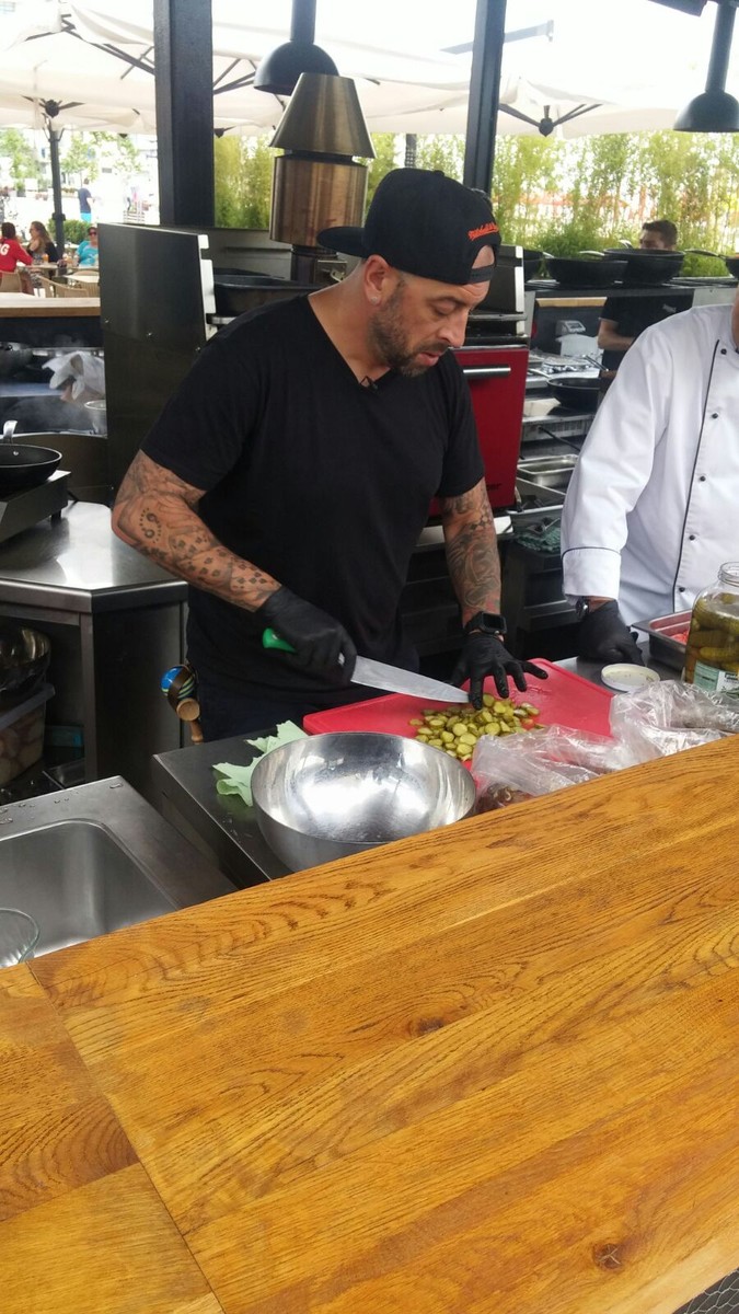 Ce nu fac vedetele pentru un ban în plus Minodora și CRBL au gătit mâncare la cazan, ca la popotă