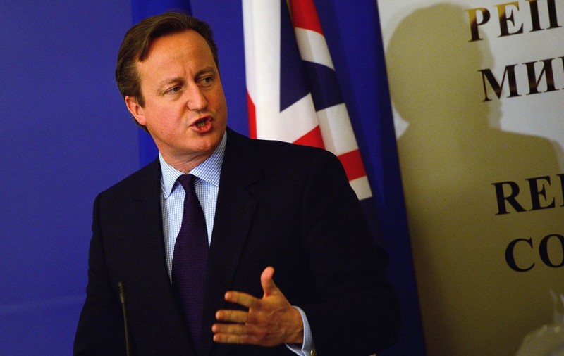 Garda de corp a fostului premier britanic David Cameron și-a uitat arma şi paşaportul în toaleta unui avion