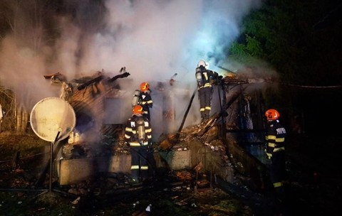 Incendiu la o casă din Tigveni, județul Argeș: trupul unui bărbat a fost găsit carbonizat