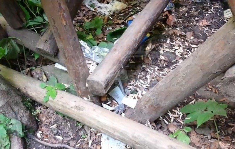 Cascada Pruncea din județul Buzău, plină de gunoaie în minivacanța de Rusalii. Acolo s-ar fi ascuns pandurii lui Tudor Vladimirescu