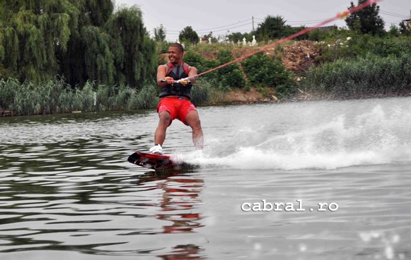 Iată-l pe Cabral cum se dă cu placa pe lac!