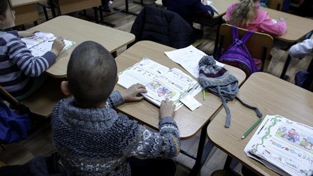 Copiii vor putea avea pe bănci, din toamnă, și manuale de Educație sanitară