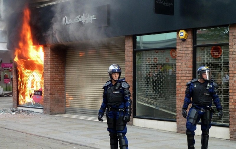 Violenţele din Marea Britanie se vor transforma în război?
