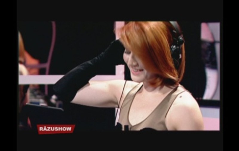 Alexandra Ungureanu s-a apucat de mixat, dar parcă ar tenta-o şi un job la o bancă