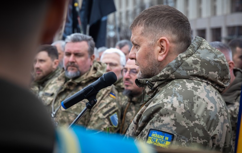 Primele apariții publice ale generalilor Budanov și Zalujnîi, după ce propaganda rusă i-a dat grav răniți. Insigna cu Baby Yoda face furori pe internet