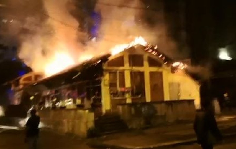 VIDEO | Incendiu puternic în centrul Craiovei. Arde o hală de 800 de metri pătrați