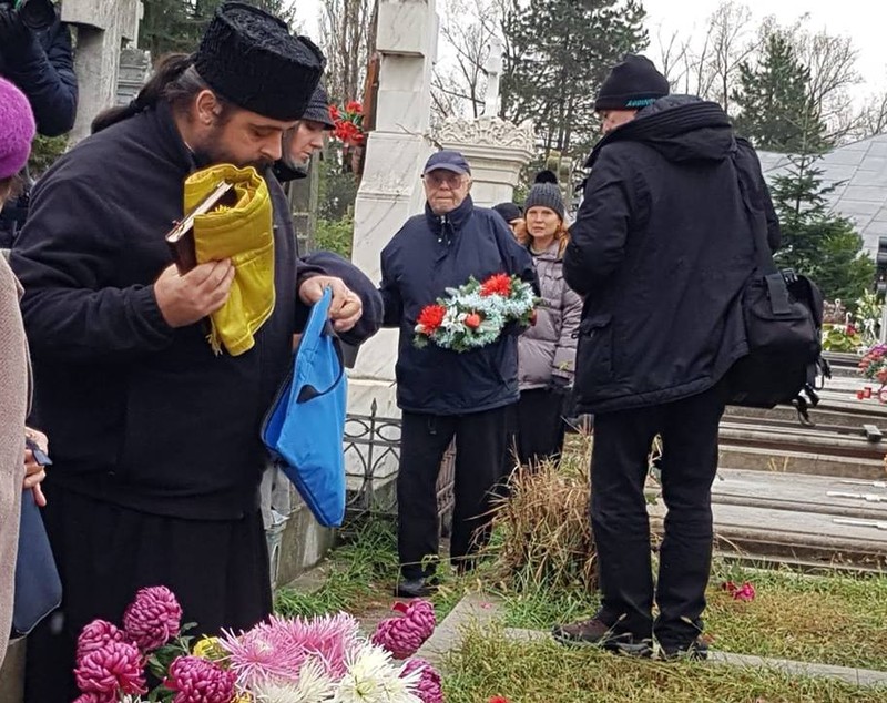 Parastas la mormântul Stelei Popescu, la un an de la moartea actriței. Imagini sfâșietoare cu Alexandru Arșinel și colegii acestuia