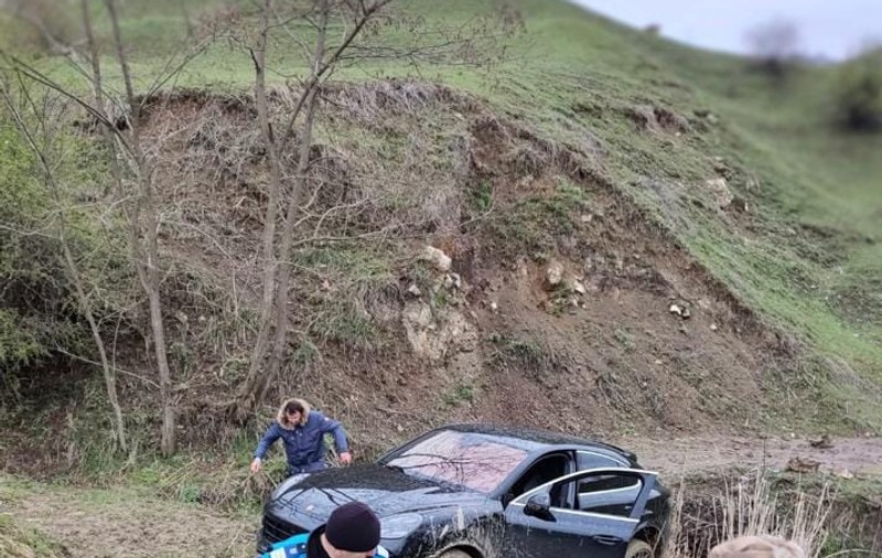 Șoferul unui bolid de lux, dus de GPS pe un drum forestier, în Buzău, unde a rămas blocat în noroi. Familia cu trei copii, salvată de jandarmi