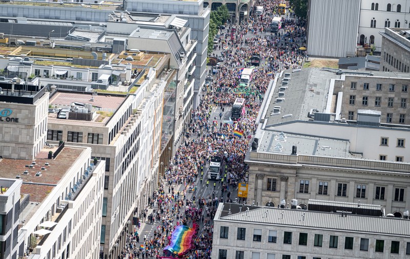Sute de mii de oameni au participat la parada LGBTQ+ de la Berlin: „Pentru mai multă empatie și solidaritate!”
