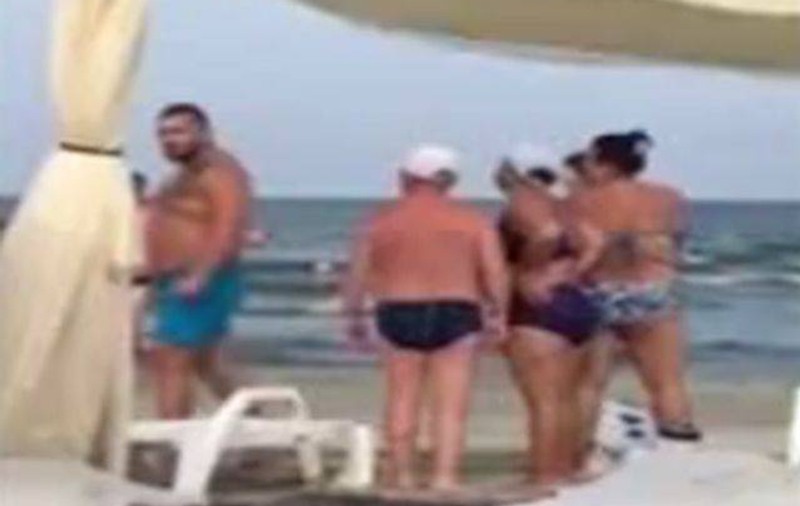 Ce s-a întâmplat cu tânărul care a bătut o turistă pentru că şi-a aşezat prosopul în faţa unor şezlonguri, la Mamaia. VIDEO