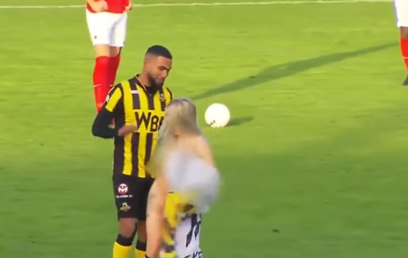 O femeie dezbrăcată a oprit un meci din liga a treia olandeză | FOTO&VIDEO