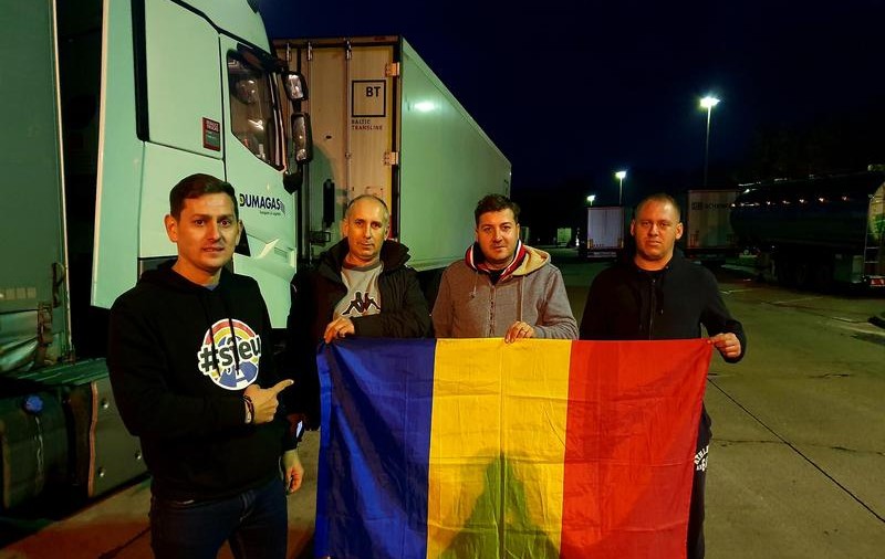 Un român din Germania îi duce la vot cu mașina lui pe șoferii de TIR