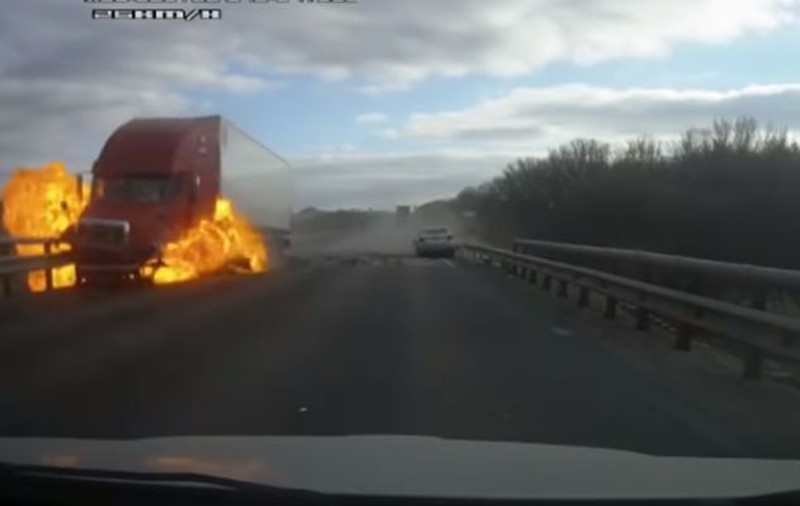 VIDEO | Accident groaznic pe o autostradă intens circulată. Un camion a explodat după ce s-a ciocnit cu o mașină
