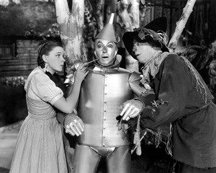 Imagine din "Vrăjitorul din Oz", unul dintre cele mai cunoscute musicaluri americane, produs de Metro-Goldwyn-Mayer și lansat în 1939, cu Judy Garland (în stânga fotografiei) în rol principal. Foto: Profimedia