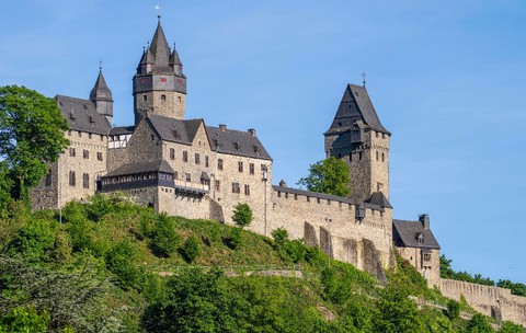 Altena, pe malul râului Lenne, deasupra Castelului Altena, cu prima pensiune pentru tineret din lume, districtul Märkischer Kreis, orășel din Sauerland, Renania de Nord-Westfalia, Germania, Castelul Altena 
