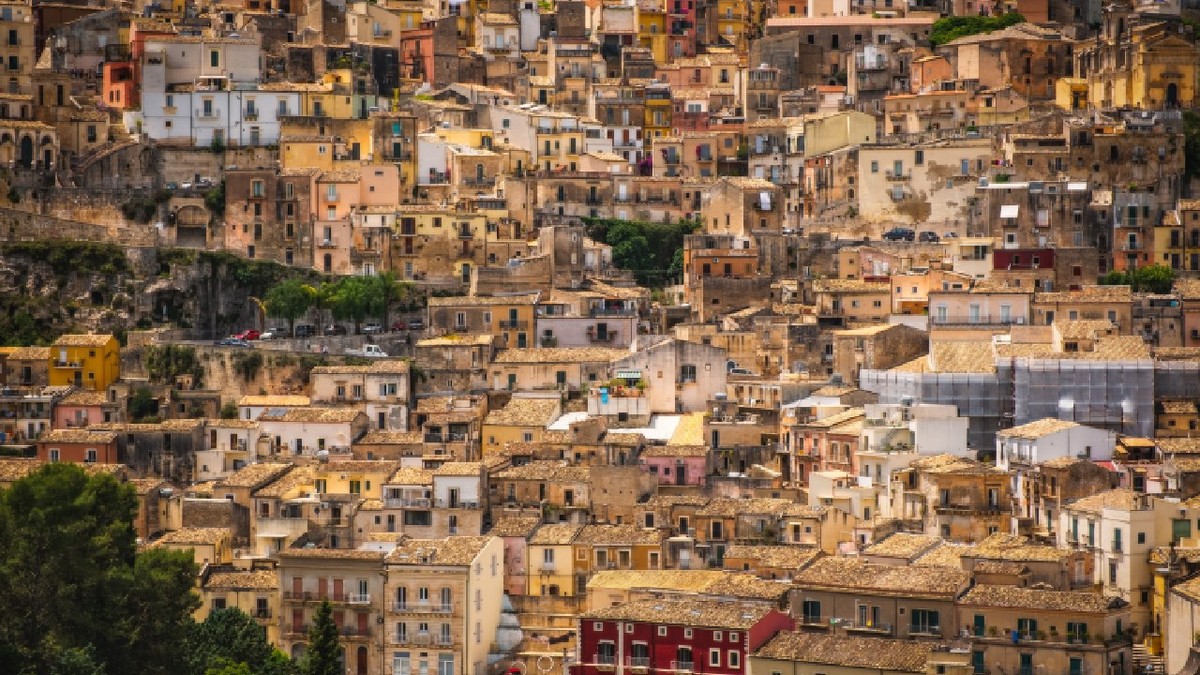 Detaliu al caselor înghesuite din Ragusa Ibla, Sicilia, Italia. Iunie 2023