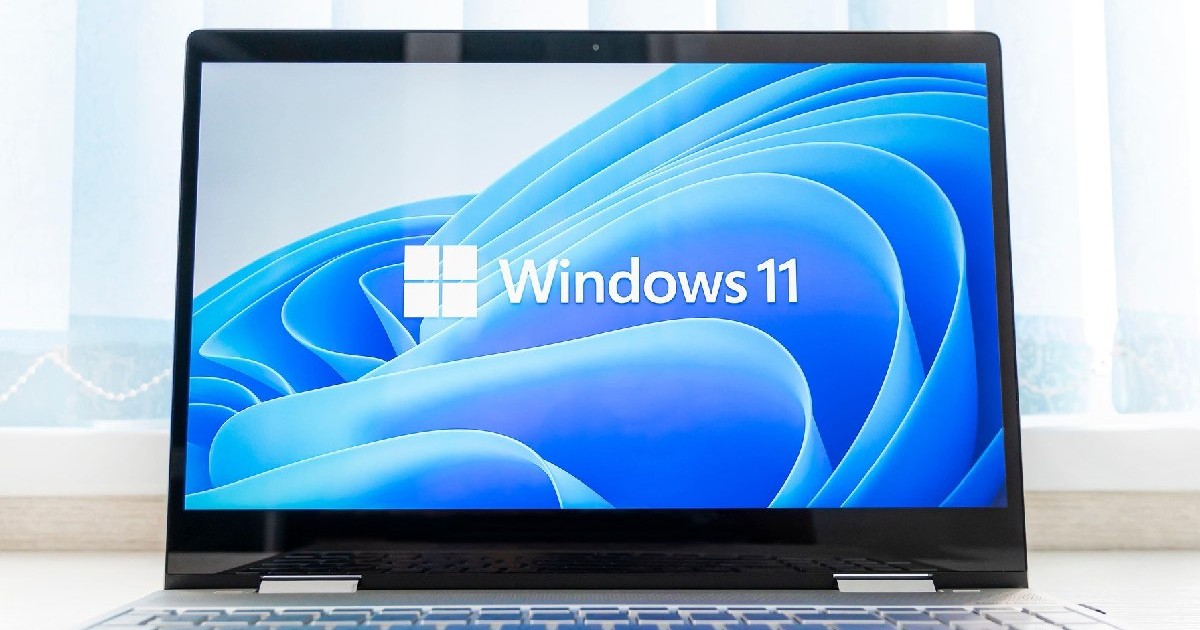 Logo-ul Windows 11 pe ecranul unui laptop. O nouă actualizare a sistemului de operare de la Microsoft.
