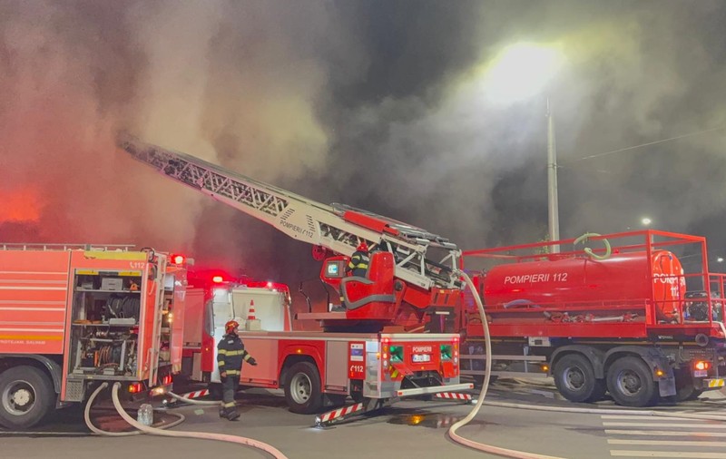 Incendiu violent într-un cartier din Galați, cu degajări mari de fum. A fost emis și mesaj Ro-Alert