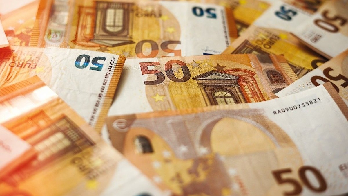 O femeie a aruncat la gunoi o comodă în care păstra peste 50000 de euro. Sursă foto Profimedia.