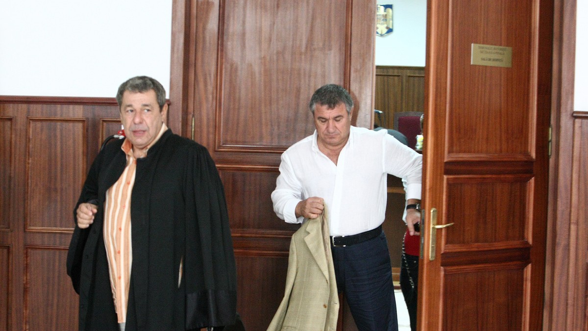 Victor Becali (în spate) n-a scăpat de drumurile pe la tribunal