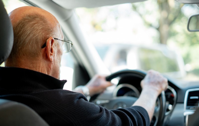 Șofer de 90 de ani, prins cu un permis de conducere vechi de 32 de ani, care expirase: „A parcat izbindu-se de zid”