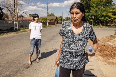 O femeie din Șuțești povestește cum au terorizat-o „strigoii”. Sursa foto: Eli Driu
