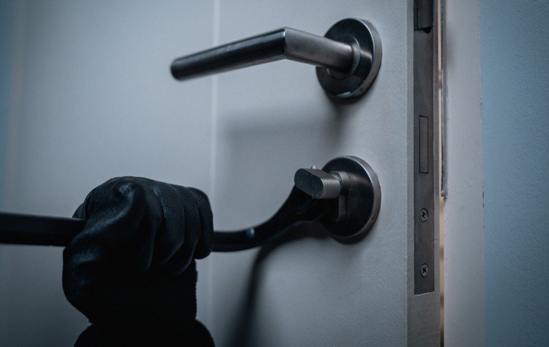 Obiceiul frecvent care poate atrage hoții și vă pune casa în pericol când plecați în vacanță