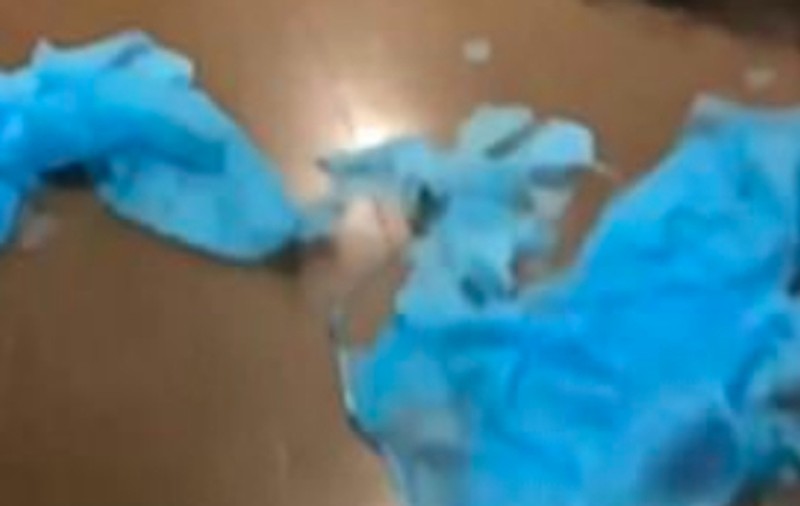 Filmuleț incredibil. Cum se dezintegrează costumele de protecție ale unor asistente medicale din Franța VIDEO