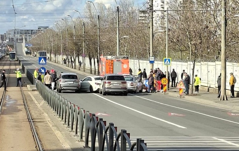 Accident cu cinci mașini și un moped pe Calea Văcărești din București. Un bărbat din Turkmenistan a ajuns la spital