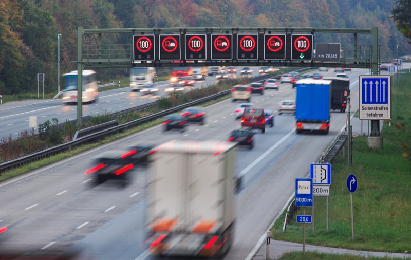 Amenzi de aproape 10.000 de euro în doar 13 minute după ce 51 de șoferi au ignorat un indicator rutier pe autostrada A1, în Germania