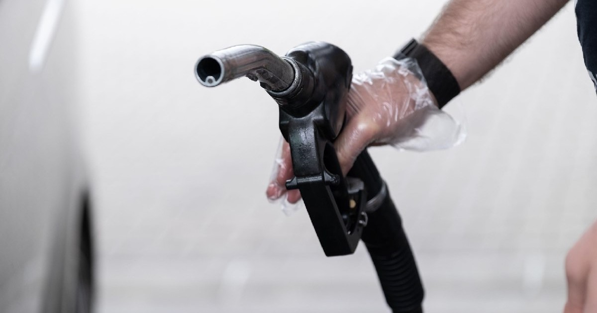 Bărbat alimentând un vehicul cu motorină la o benzinărie