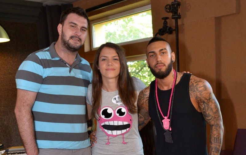 Smiley şi Alex Velea, impresionaţi de o brunetă simpatică. Vezi cum i-a dat gata!