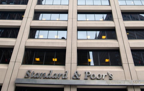 România așteaptă cu nerăbdare anunțul agenției Standard & Poor’s (S&P), care va decide vineri, 2 octombrie, după închiderea piețelor, dacă ratingul suveran al țării va rămâne la nivelul BBB-