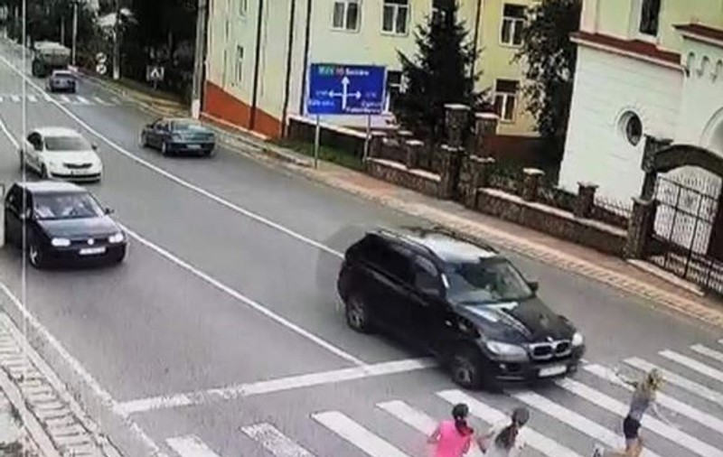 Imagini șocante de la accidentul mortal, provocat de șeful Direcției Silvice Suceava. O fetiță de 12 ani a fost spulberată pe trecerea de pietoni / VIDEO