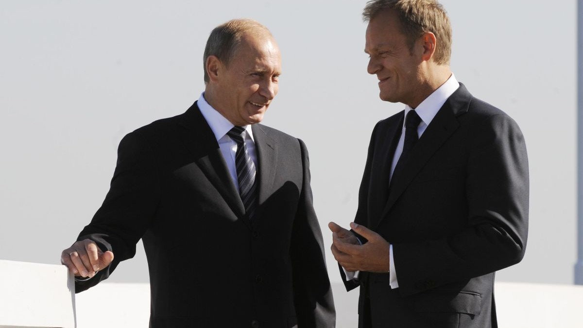 Vladamir Putin, președintele Federației Ruse discută cu Donald Tusk, prim-ministrul Poloniei