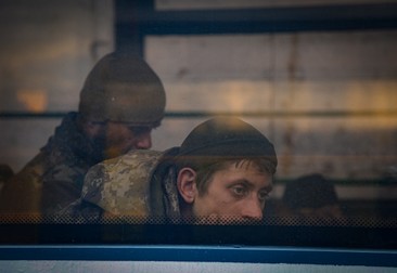 Soldați ucraineni într-un autobuz care îi evacua din Azovstal, în mai 2022 EPA-EFE/ALESSANDRO GUERRA