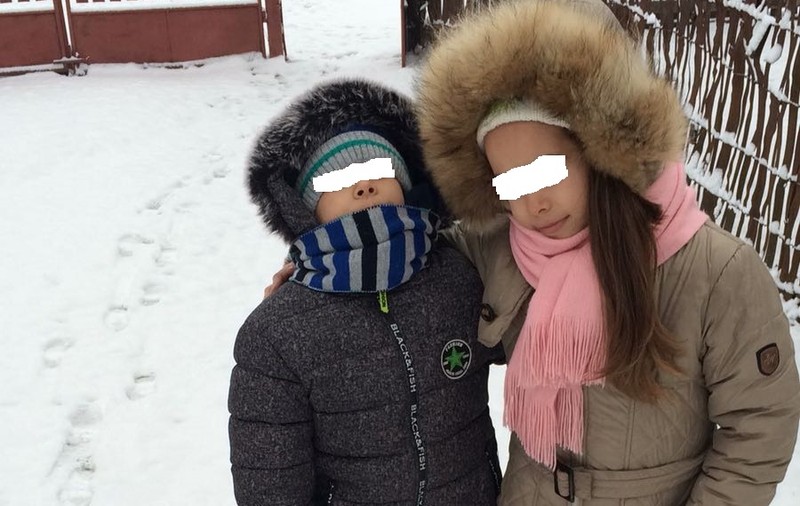 EXCLUSIV / Copiii răpiți de tatăl lor grec s-au jucat și au mâncat cu psihologul și cu asistentul social. Primul consult a arătat că frații nu au suferit traume psihice